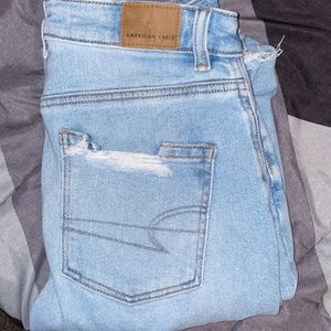 AMERICAN EAGLE MOM JEANS